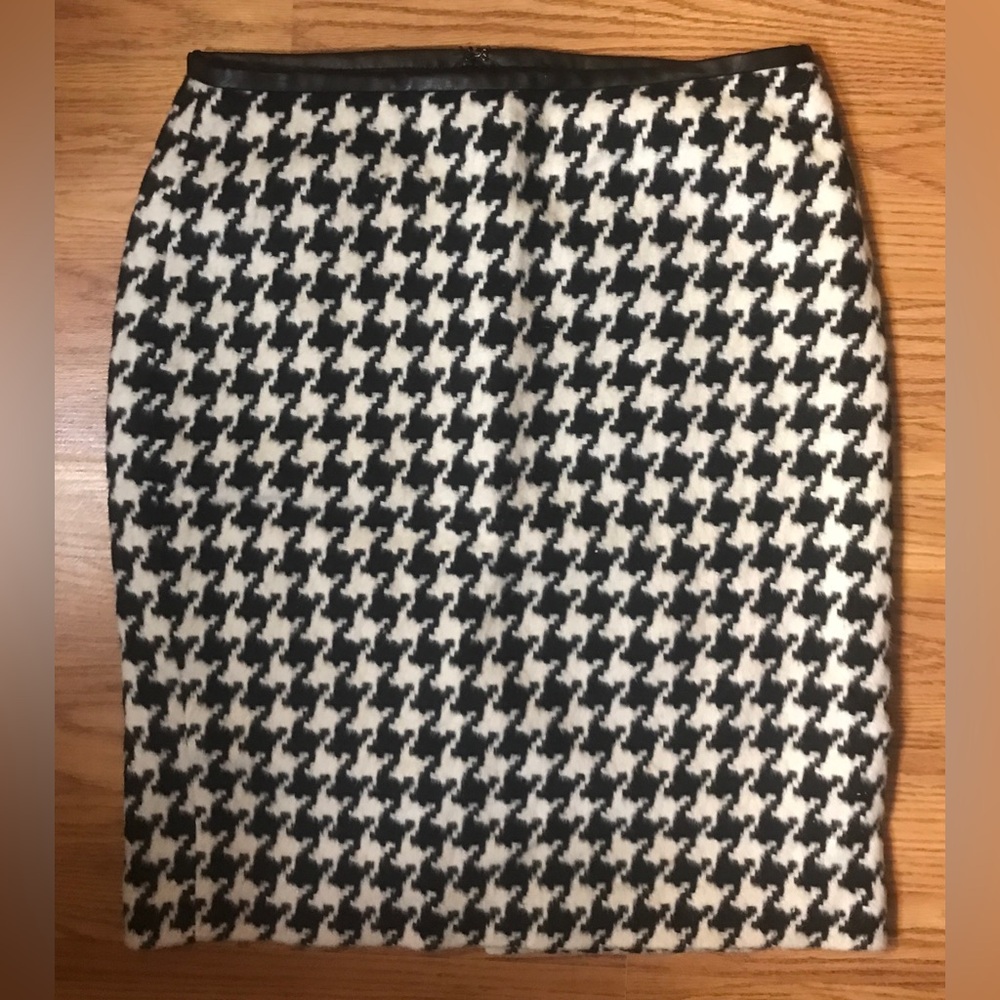 Talbots Wool Blend Houndstooth Pencil Skirt Faux Leather trim Size 8 NWOT